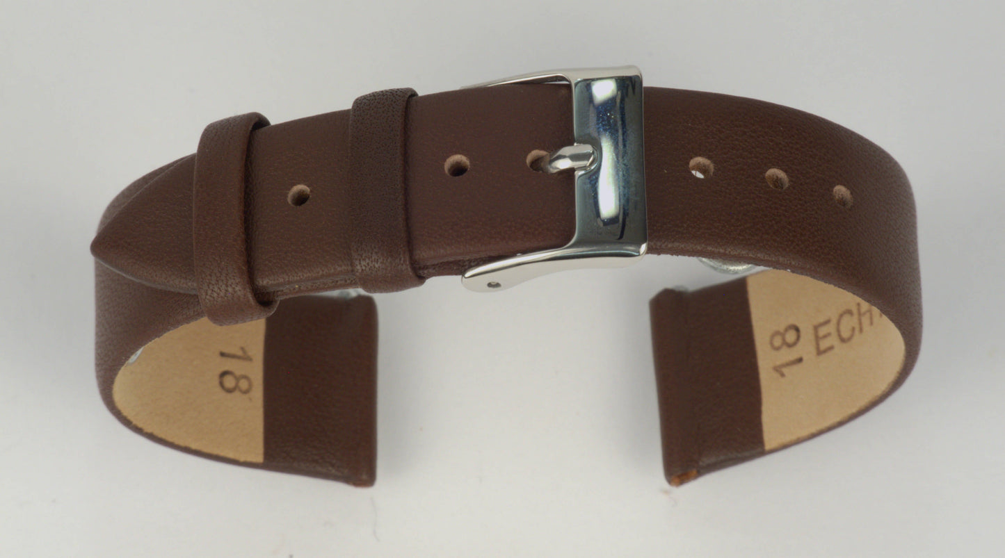 Lederuhrenarmband (Dunkelbraun) zu einem Bogen geformt mit weißem Hintergrund. Detaillierte Nahaufnahme.