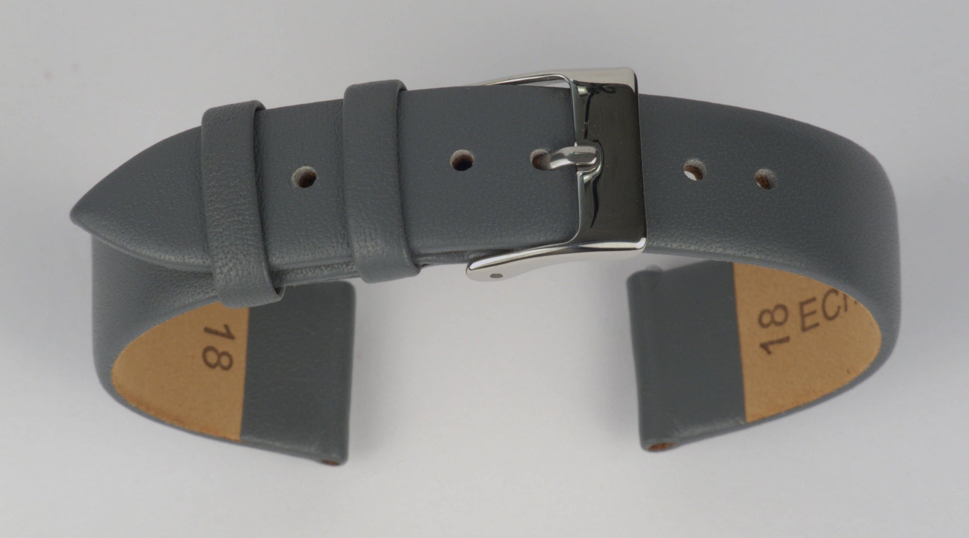 Lederuhrenarmband (Dunkelgrau) zu einem Bogen geformt mit weißem Hintergrund. Detaillierte Nahaufnahme.