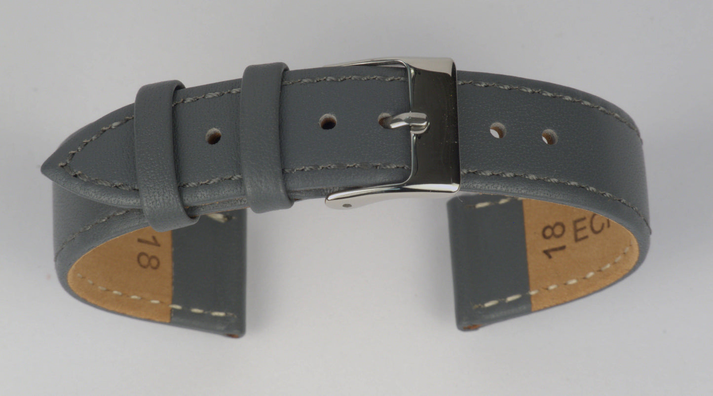 Lederuhrenarmband (Dunkelgrau) zu einem Bogen geformt mit weißem Hintergrund. Detaillierte Nahaufnahme.