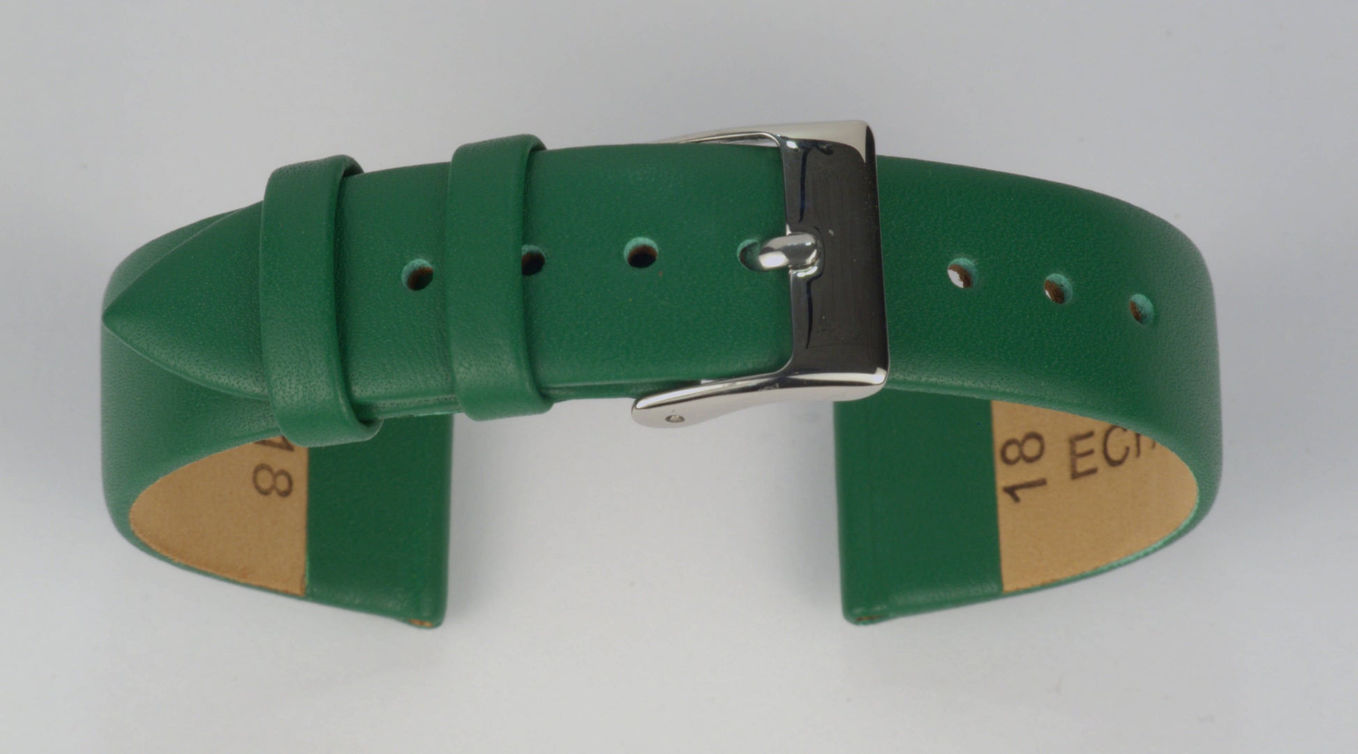 Lederuhrenarmband (Grün) zu einem Bogen geformt mit weißem Hintergrund. Detaillierte Nahaufnahme.