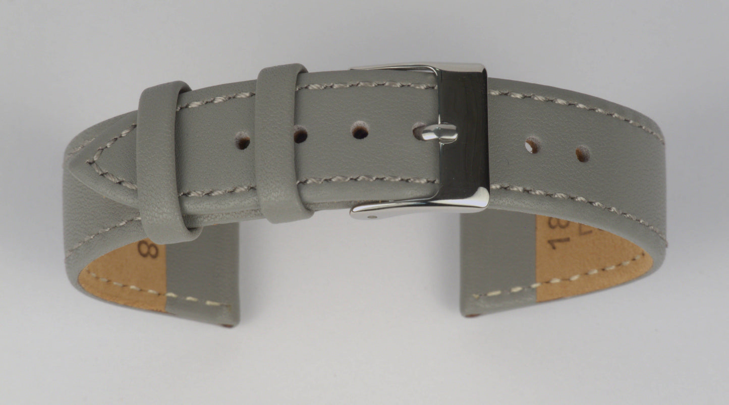 Lederuhrenarmband (Hellgrau) zu einem Bogen geformt mit weißem Hintergrund. Detaillierte Nahaufnahme.