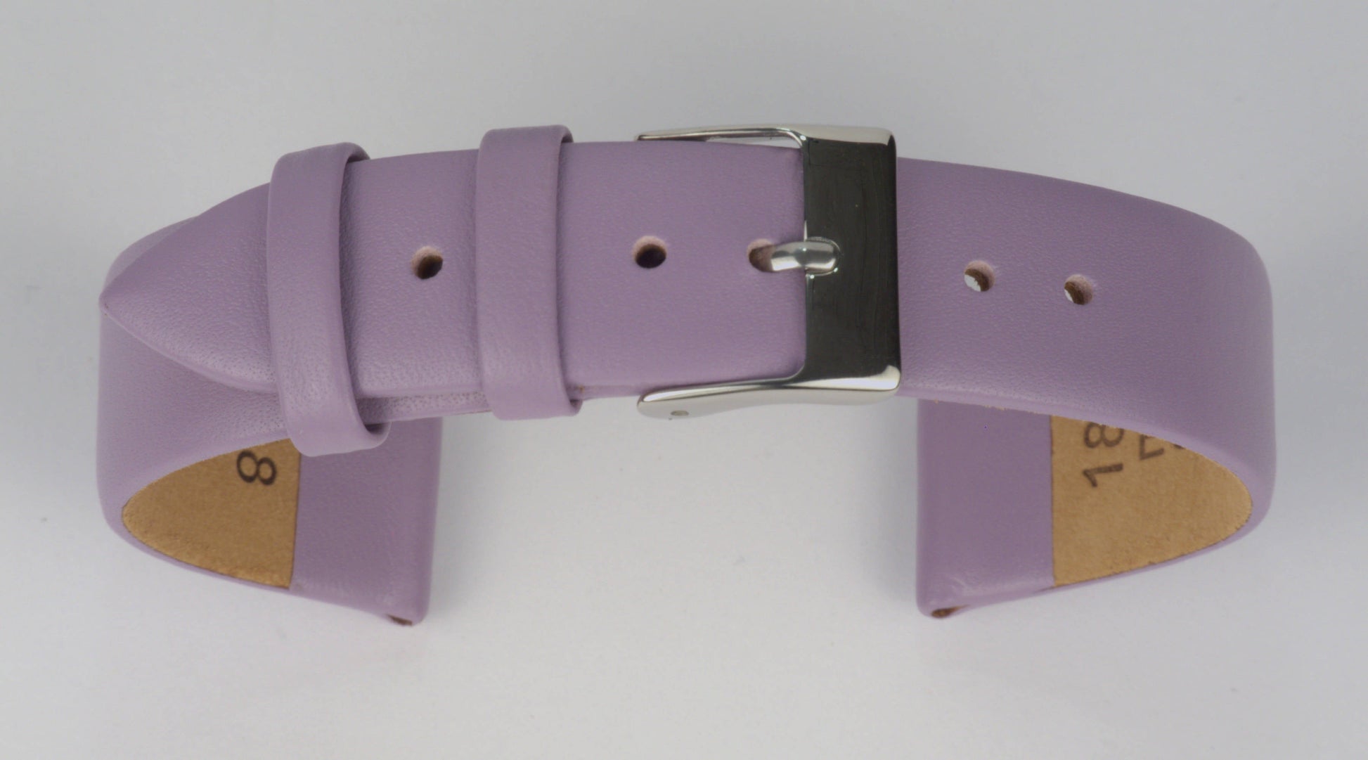 Lederuhrenarmband (Lila) zu einem Bogen geformt mit weißem Hintergrund. Detaillierte Nahaufnahme.