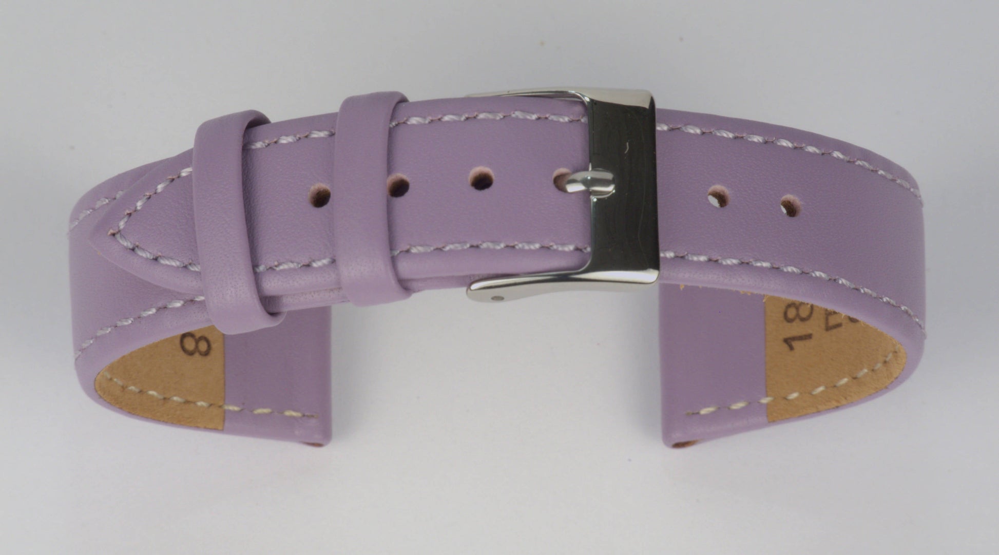 Lederuhrenarmband (Lila) zu einem Bogen geformt mit weißem Hintergrund. Detaillierte Nahaufnahme.