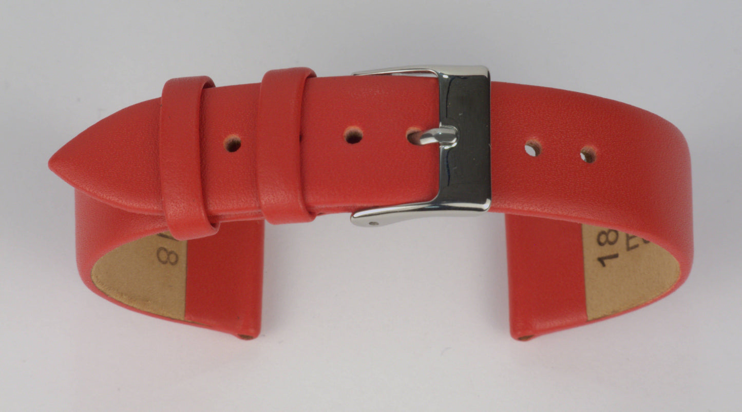 Lederuhrenarmband (Rot) zu einem Bogen geformt mit weißem Hintergrund. Detaillierte Nahaufnahme.