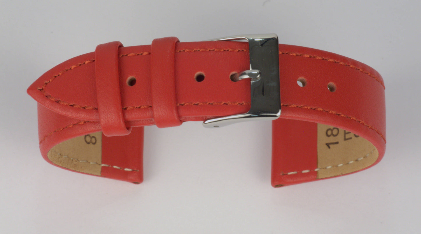 Lederuhrenarmband (Rot) zu einem Bogen geformt mit weißem Hintergrund. Detaillierte Nahaufnahme.