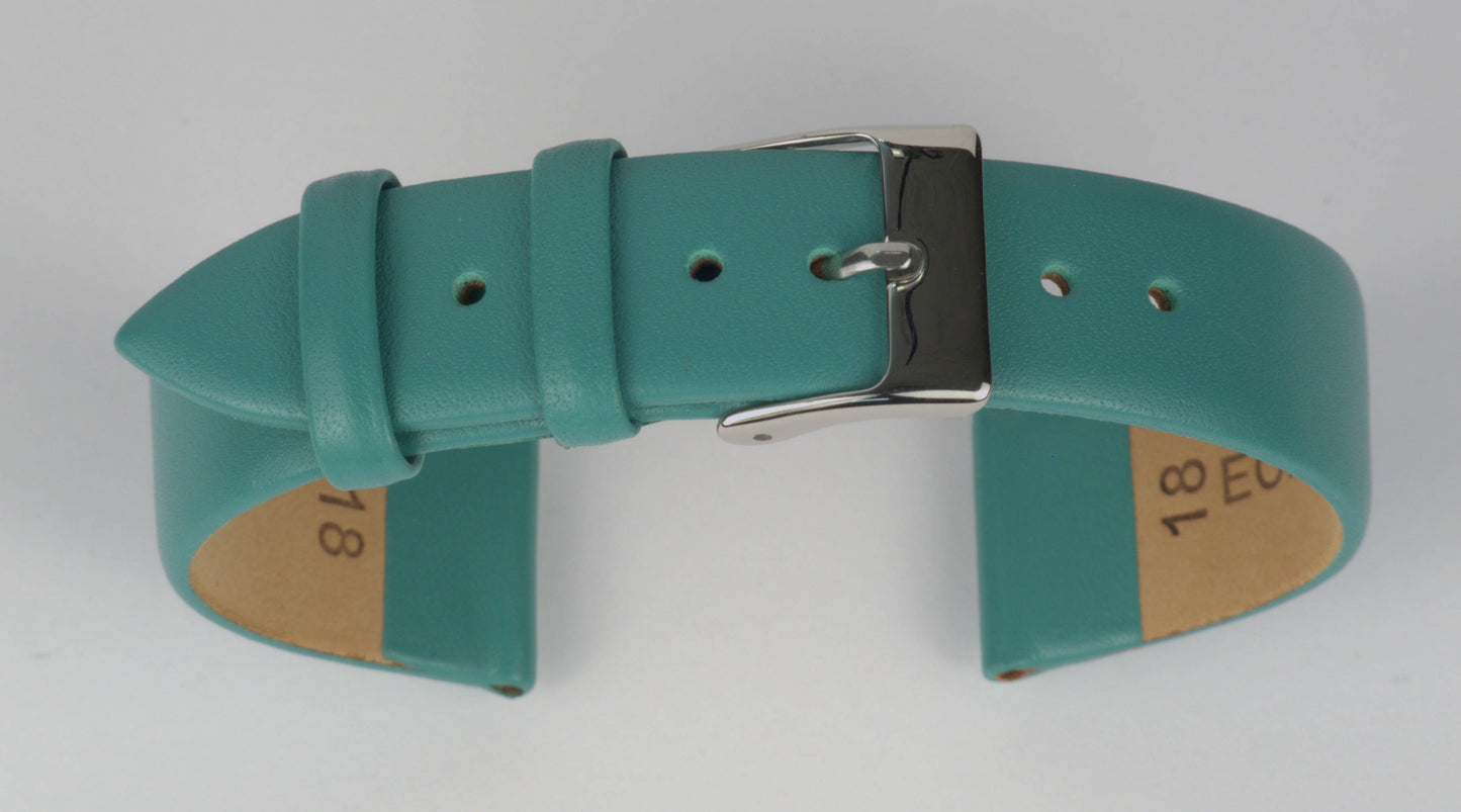 Lederuhrenarmband (Türkis) zu einem Bogen geformt mit weißem Hintergrund. Detaillierte Nahaufnahme.