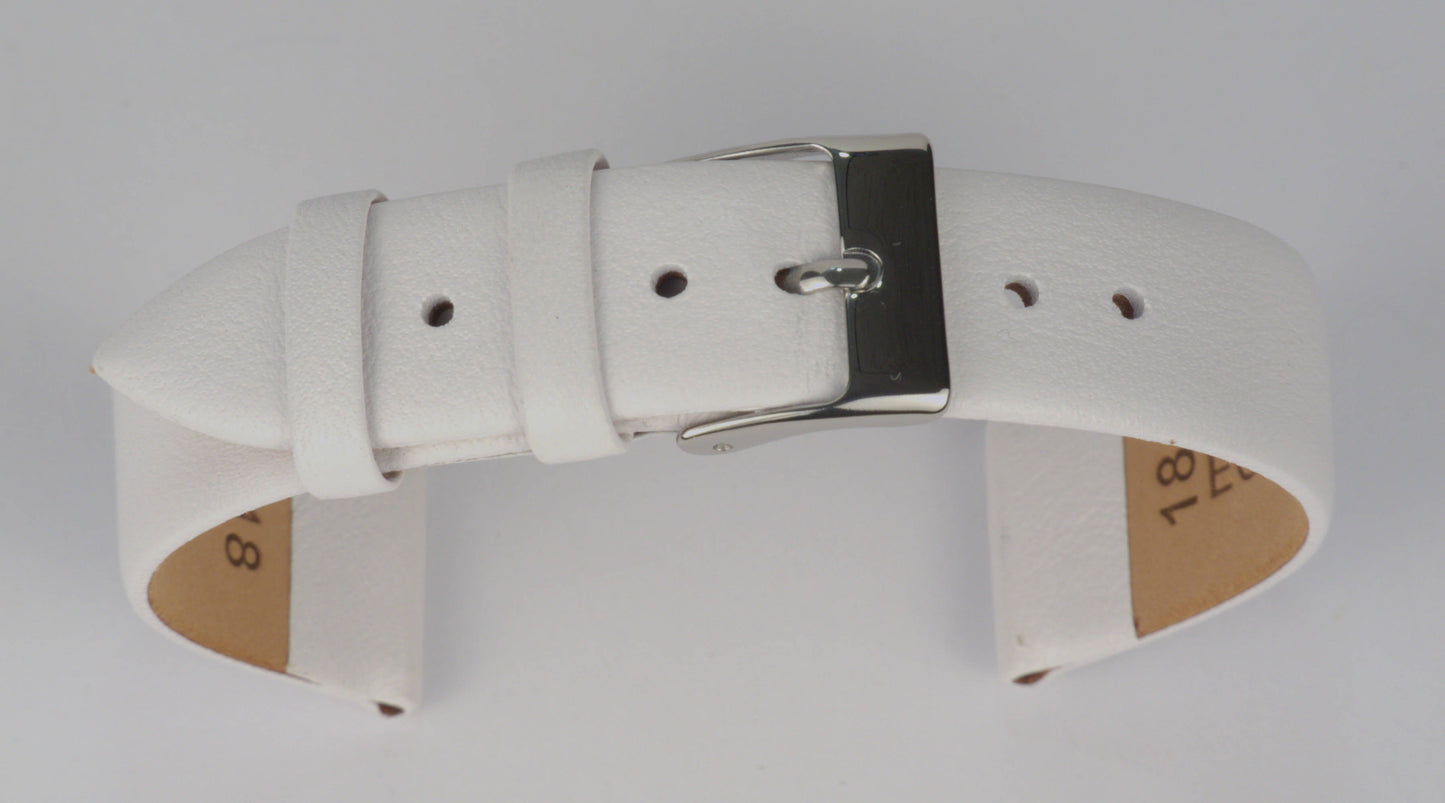 Lederuhrenarmband (Weiß) zu einem Bogen geformt mit weißem Hintergrund. Detaillierte Nahaufnahme.