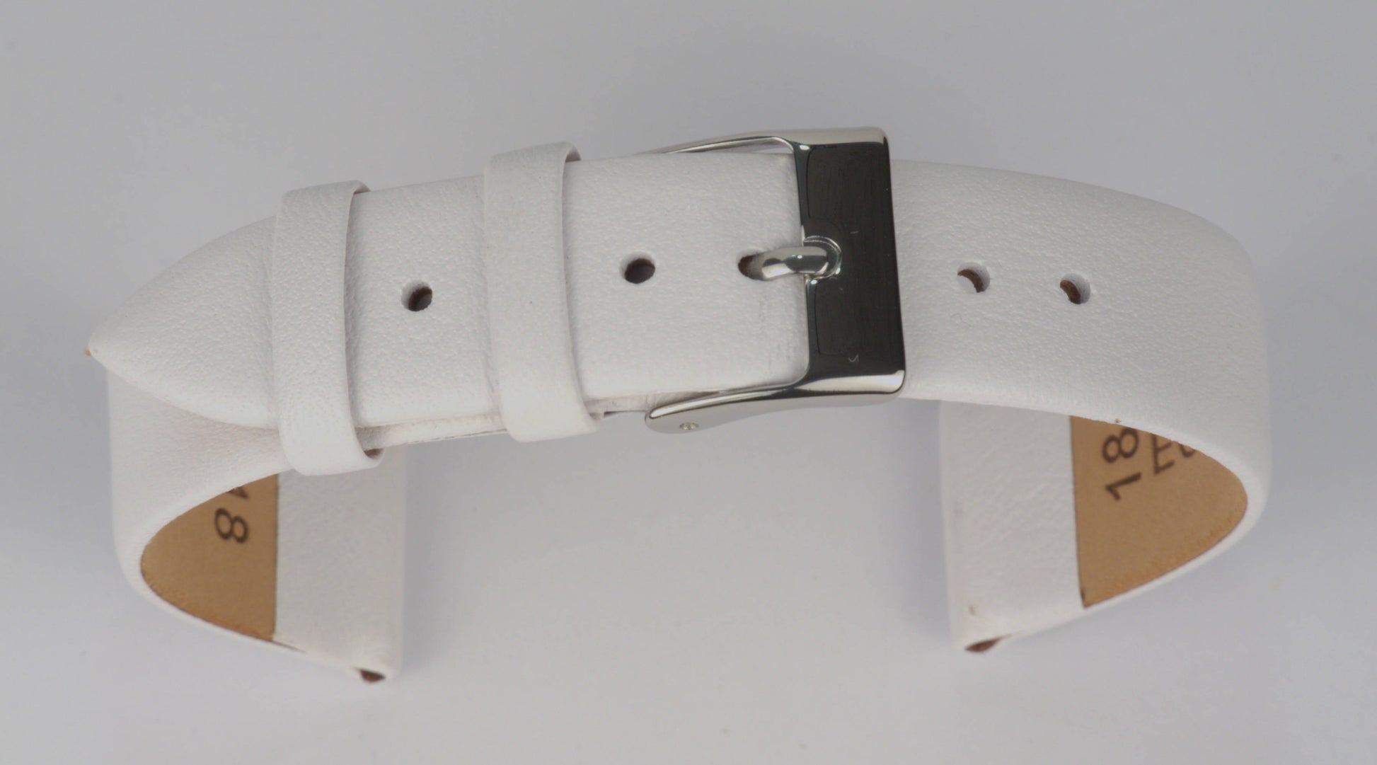 Lederuhrenarmband (Weiß) zu einem Bogen geformt mit weißem Hintergrund. Detaillierte Nahaufnahme.