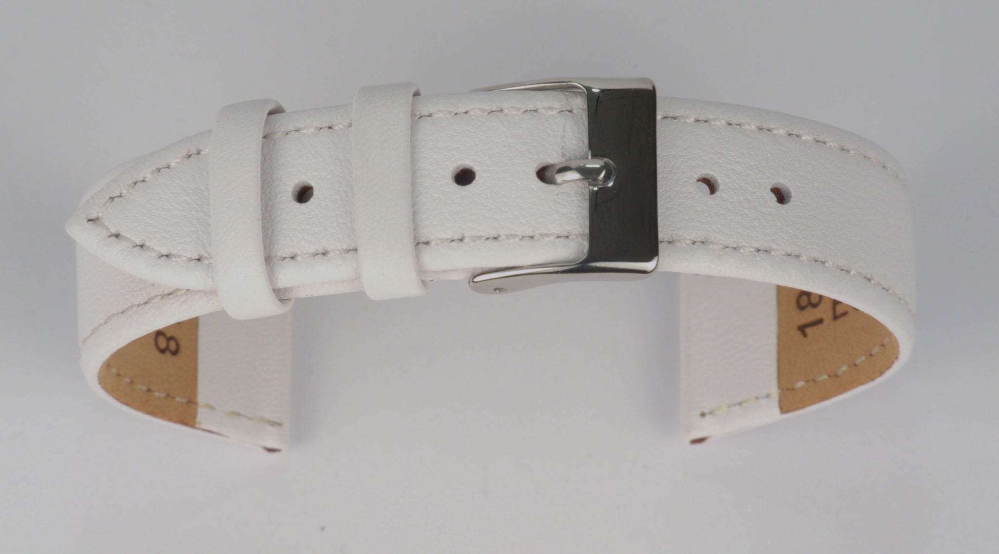 Lederuhrenarmband (Weiß) zu einem Bogen geformt mit weißem Hintergrund. Detaillierte Nahaufnahme.