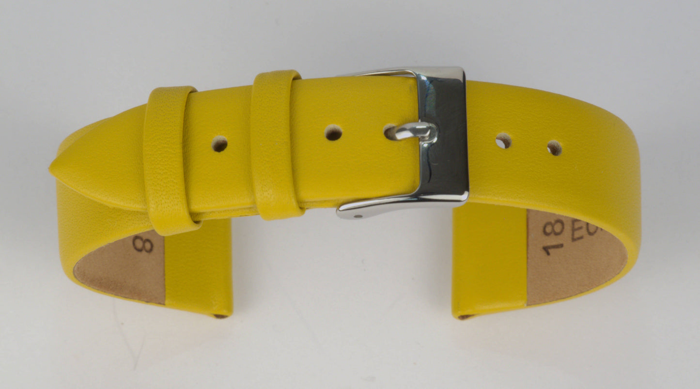 Lederuhrenarmband (Gelb) zu einem Bogen geformt mit weißem Hintergrund. Detaillierte Nahaufnahme.