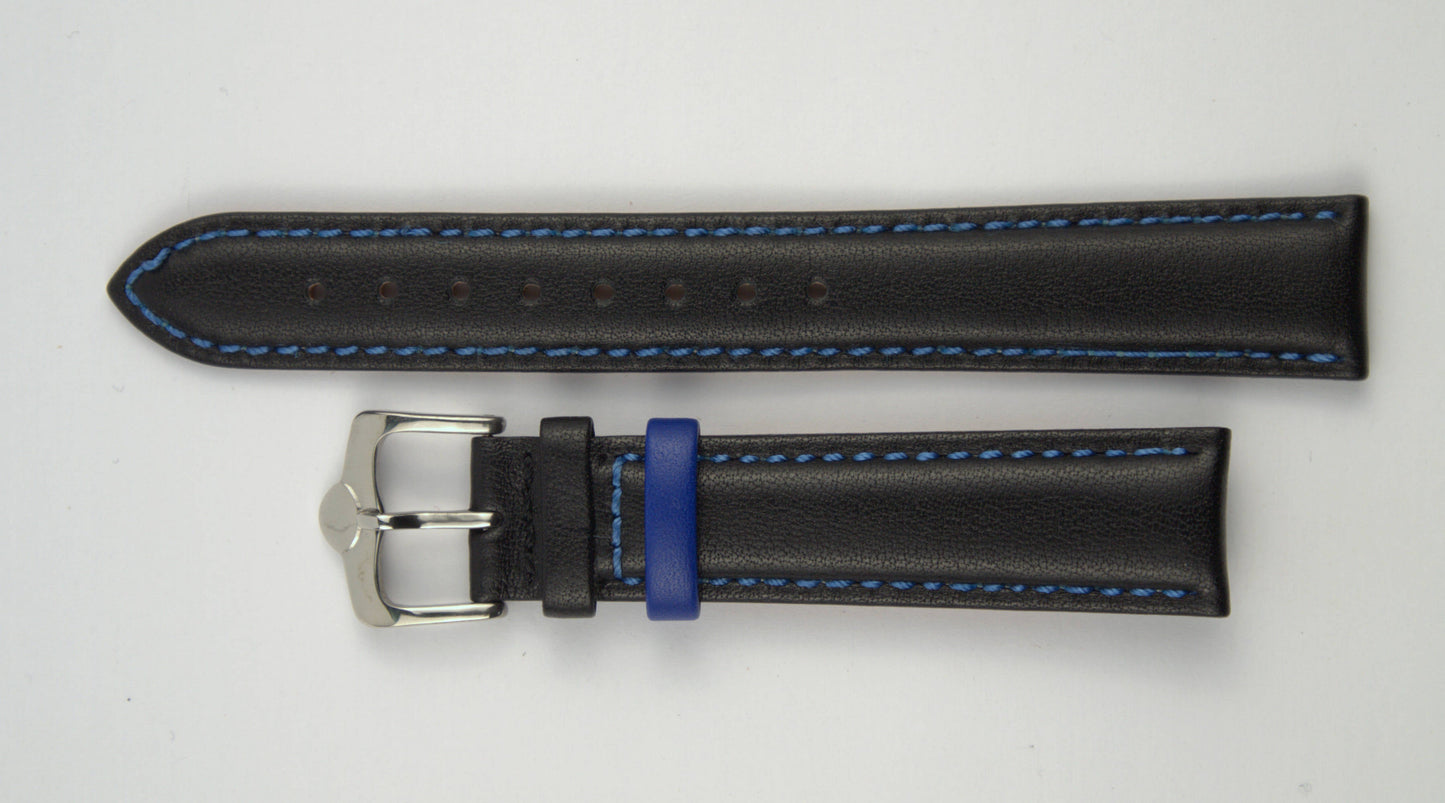 Lederuhrenarmband (Schwarz mit blauer Naht) flach aufgelegt mit weißem Hintergrund. Detaillierte Nahaufnahme.
