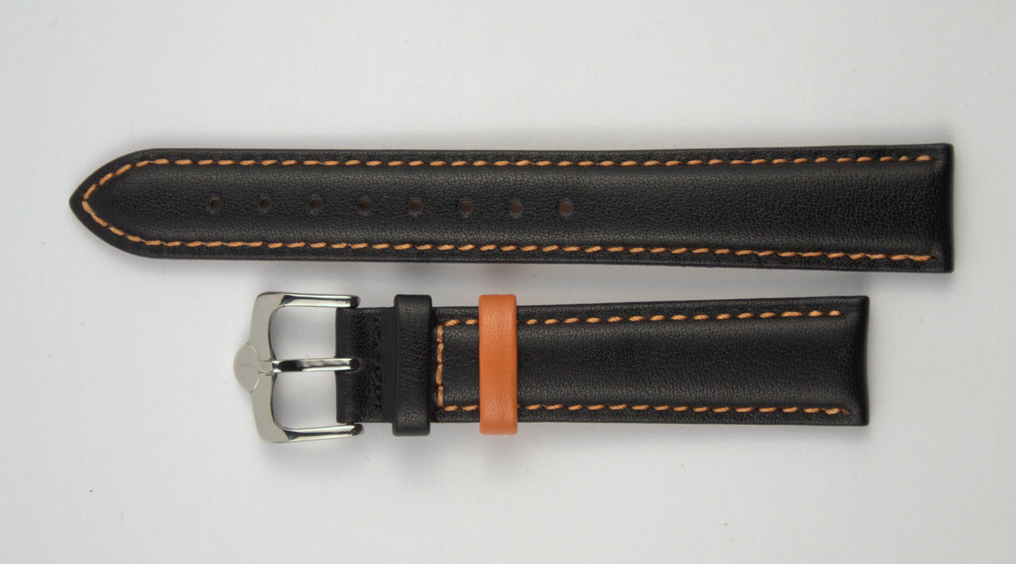 Lederuhrenarmband (Schwarz mit oranger Naht) flach aufgelegt mit weißem Hintergrund. Detaillierte Nahaufnahme.