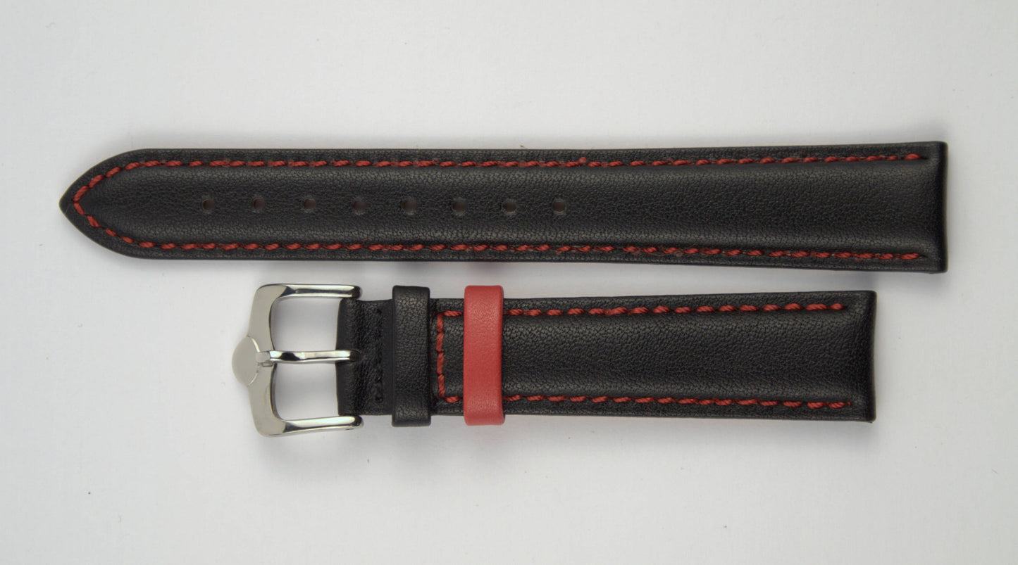 Lederuhrenarmband (Schwarz mit roter Naht) flach aufgelegt mit weißem Hintergrund. Detaillierte Nahaufnahme.