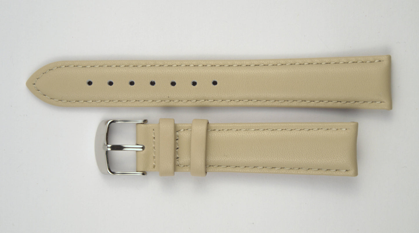 Lederuhrenarmband (Beige) flach aufgelegt mit weißem Hintergrund. Detaillierte Nahaufnahme.