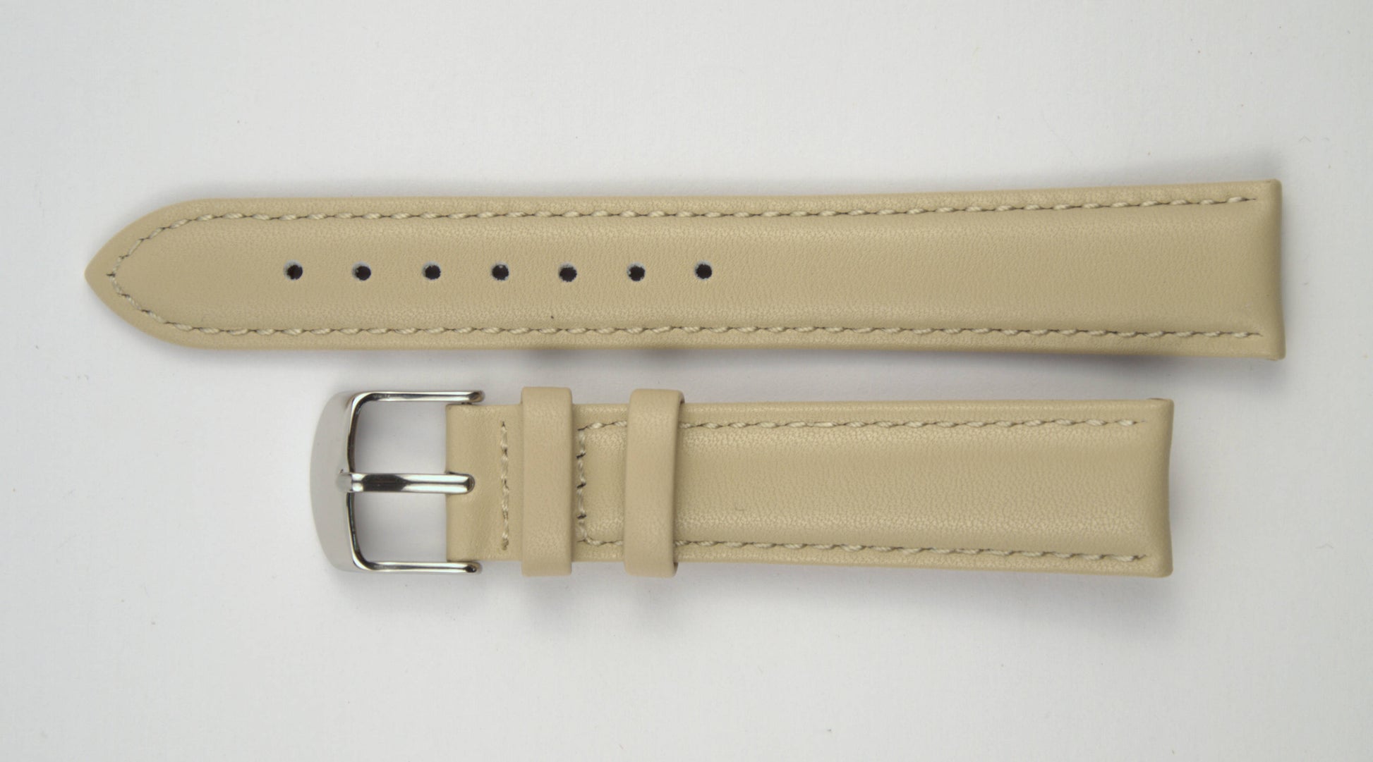 Lederuhrenarmband (Beige) flach aufgelegt mit weißem Hintergrund. Detaillierte Nahaufnahme.