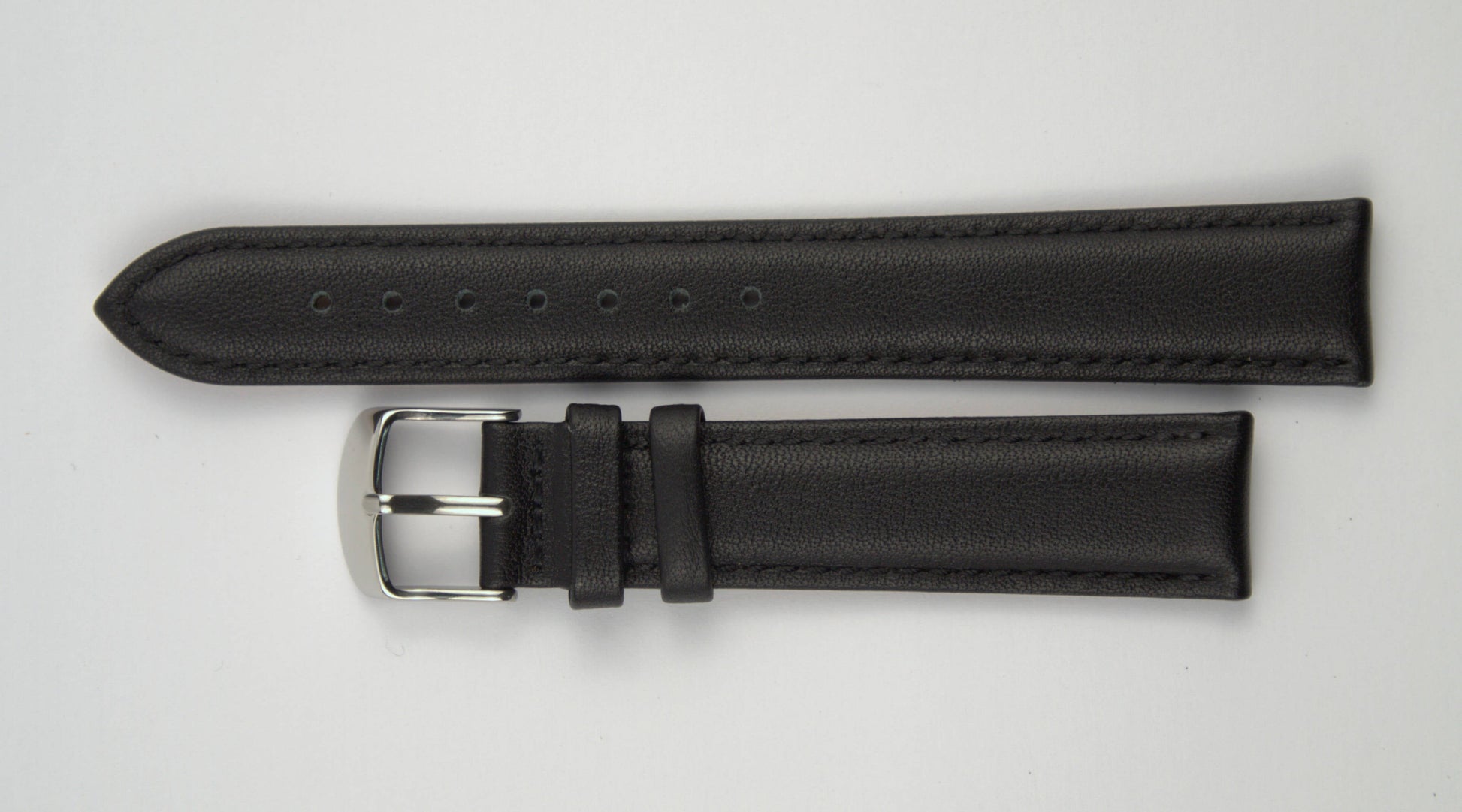 Lederuhrenarmband (Schwarz) flach aufgelegt mit weißem Hintergrund. Detaillierte Nahaufnahme.