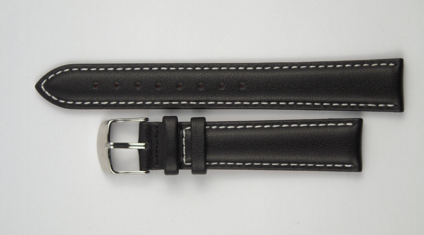 Lederuhrenarmband (Schwarz mit weißer Naht) flach aufgelegt mit weißem Hintergrund. Detaillierte Nahaufnahme.