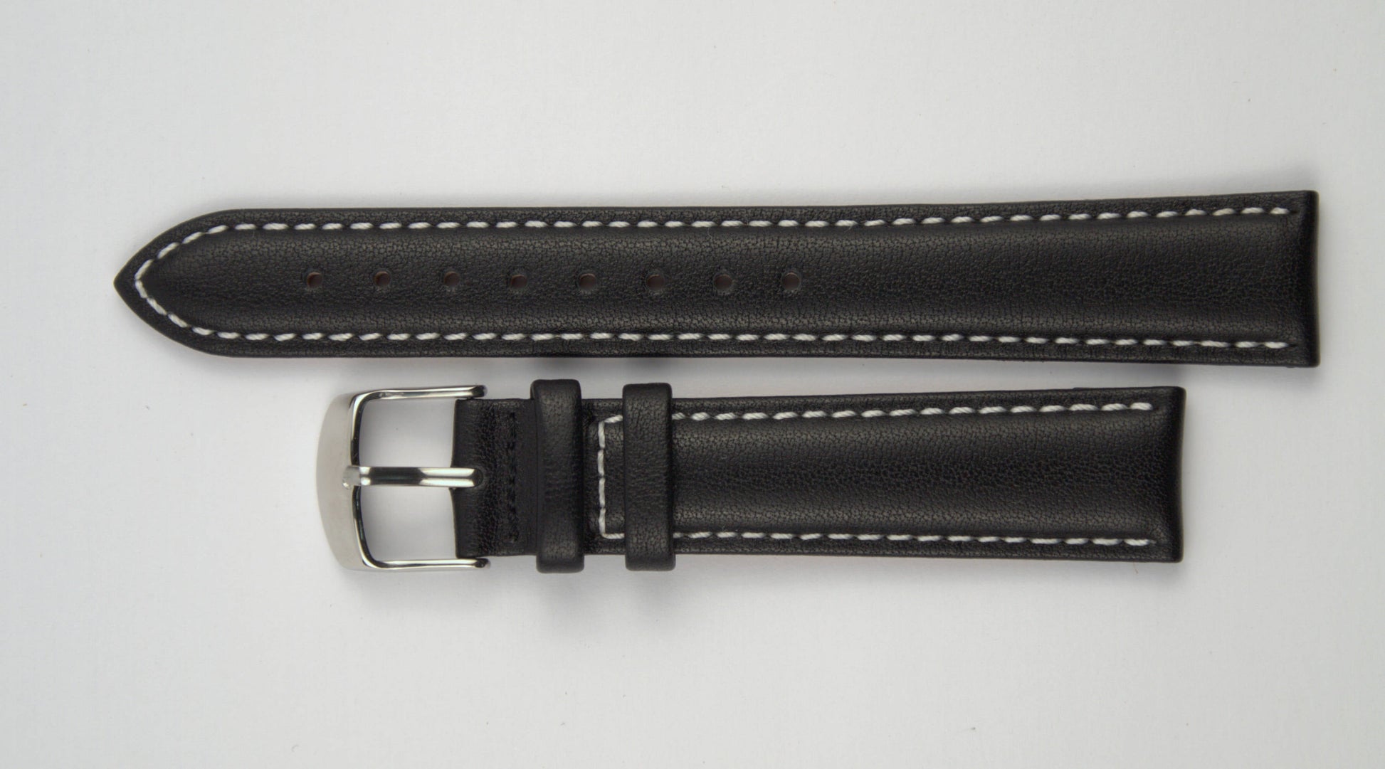 Lederuhrenarmband (Schwarz mit weißer Naht) flach aufgelegt mit weißem Hintergrund. Detaillierte Nahaufnahme.