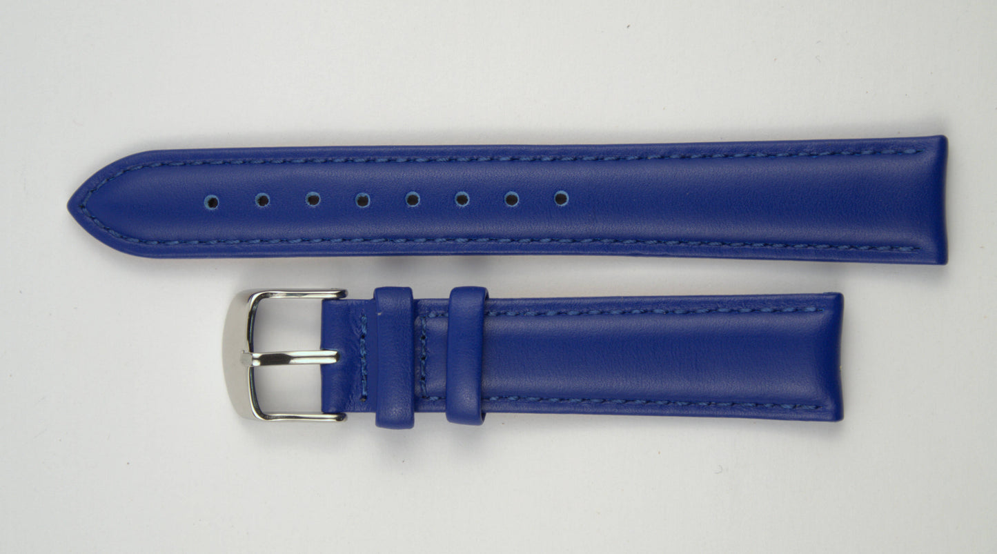 Lederuhrenarmband (Blau) flach aufgelegt mit weißem Hintergrund. Detaillierte Nahaufnahme.