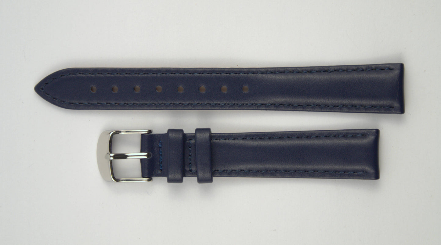 Lederuhrenarmband (Dunkelblau) flach aufgelegt mit weißem Hintergrund. Detaillierte Nahaufnahme.