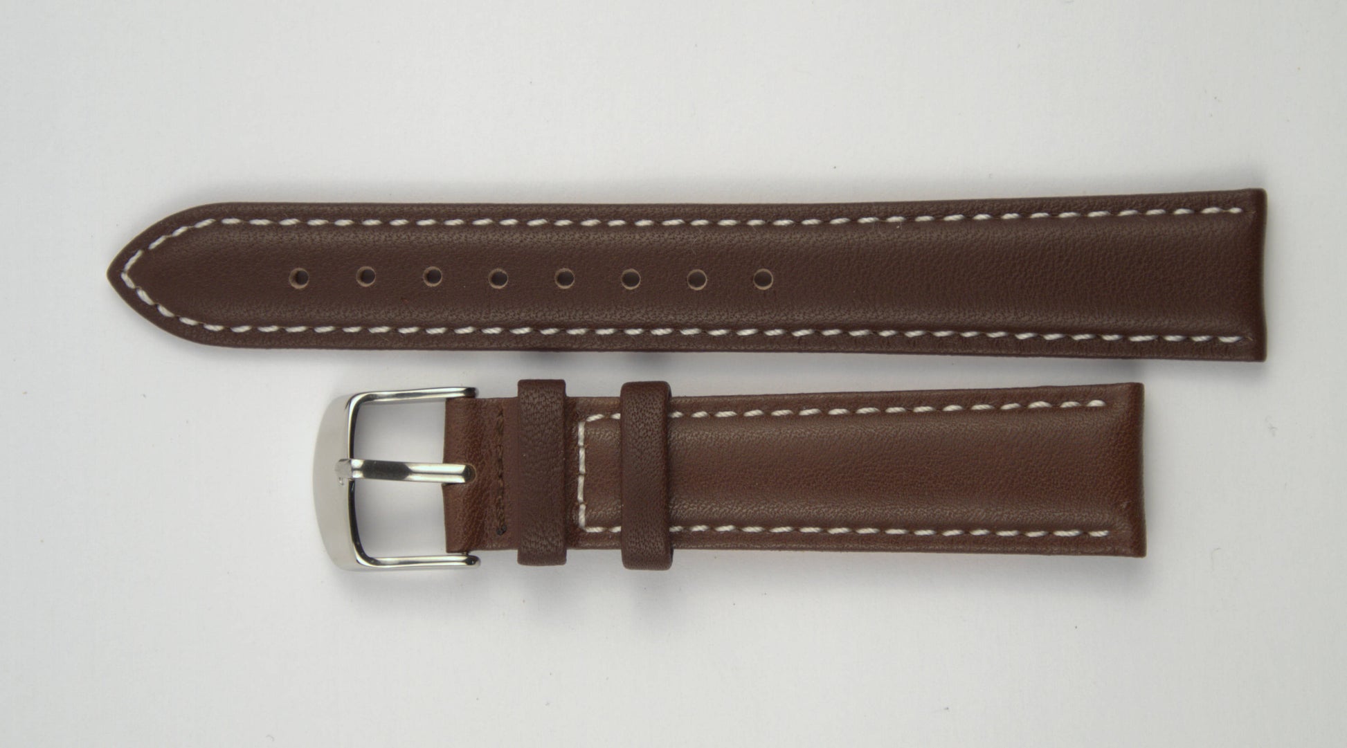 Lederuhrenarmband (Dunkelbraun mit weißer Naht) flach aufgelegt mit weißem Hintergrund. Detaillierte Nahaufnahme.