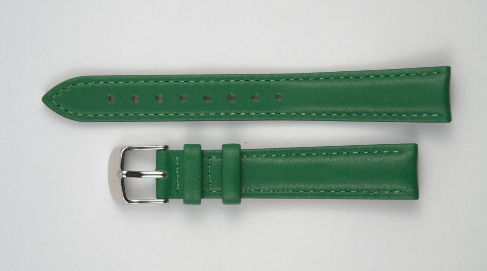 Lederuhrenarmband (Grün) flach aufgelegt mit weißem Hintergrund. Detaillierte Nahaufnahme.