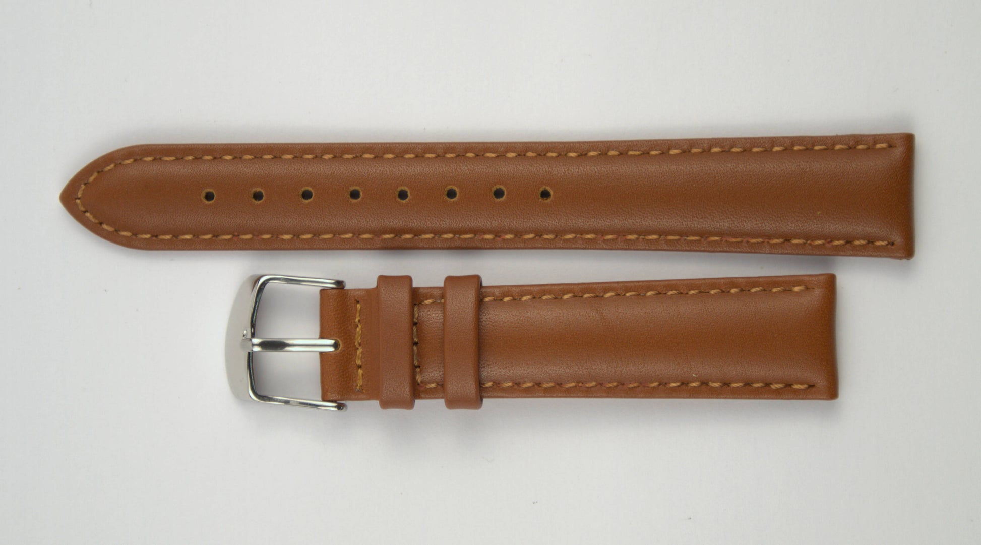 Lederuhrenarmband (Hellbraun) flach aufgelegt mit weißem Hintergrund. Detaillierte Nahaufnahme.