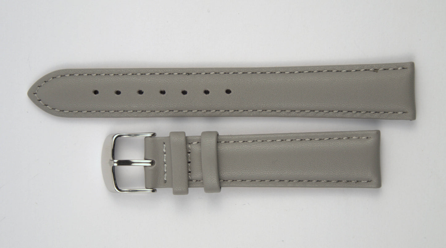 Lederuhrenarmband (Hellgrau) flach aufgelegt mit weißem Hintergrund. Detaillierte Nahaufnahme.