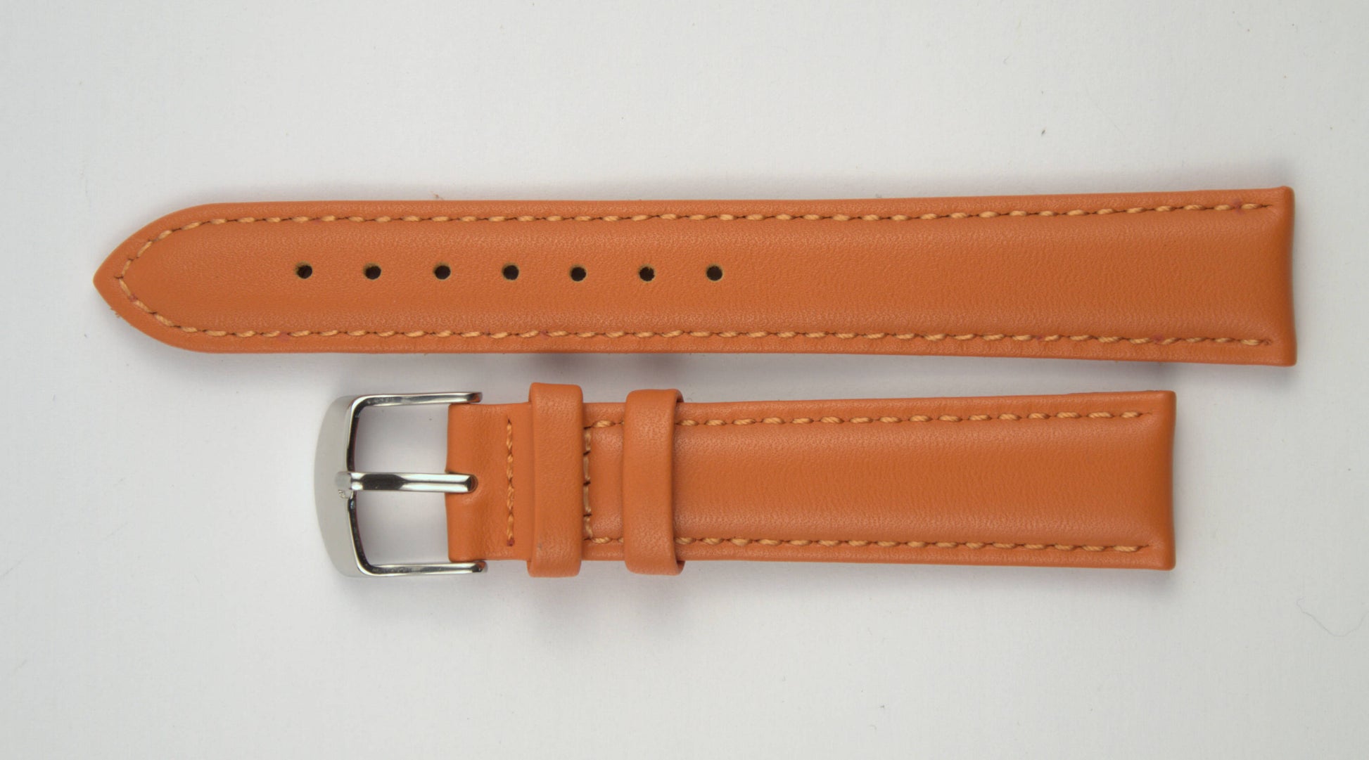 Lederuhrenarmband (Orange) flach aufgelegt mit weißem Hintergrund. Detaillierte Nahaufnahme.