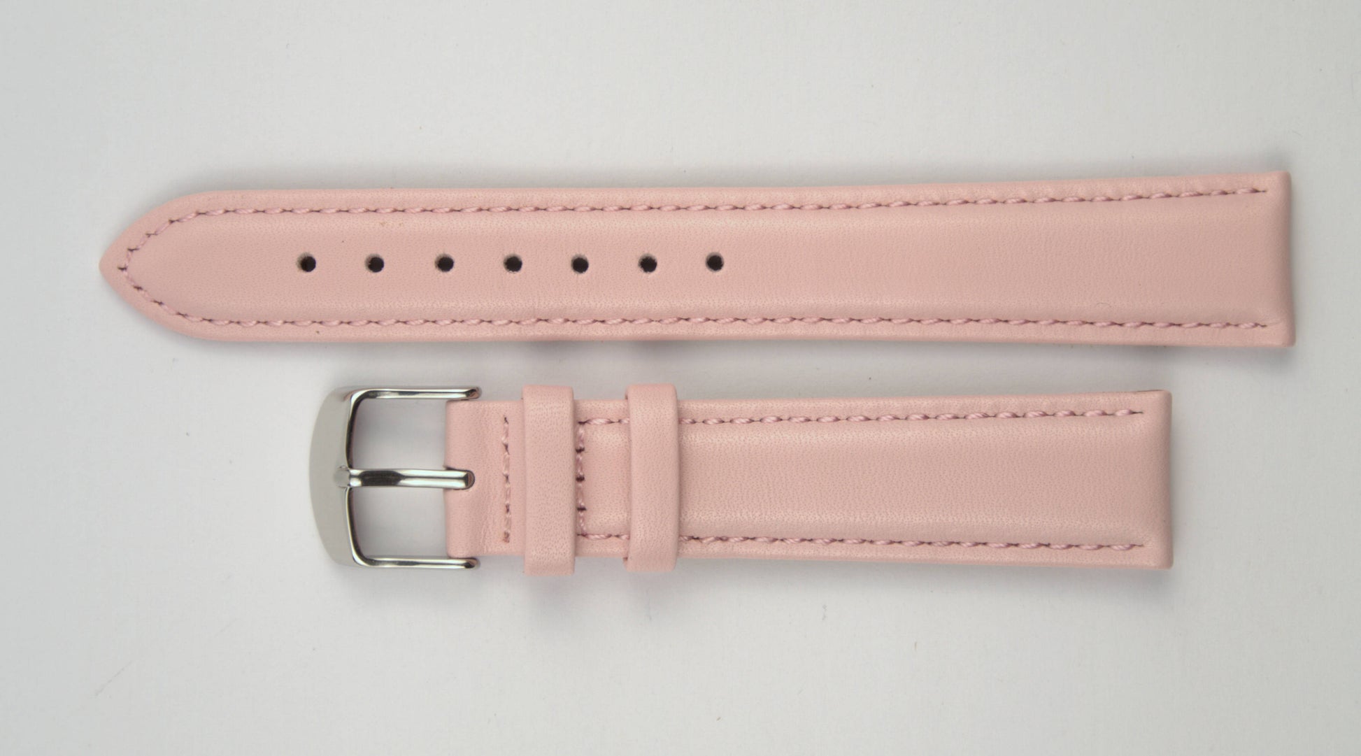 Lederuhrenarmband (Pink) flach aufgelegt mit weißem Hintergrund. Detaillierte Nahaufnahme.