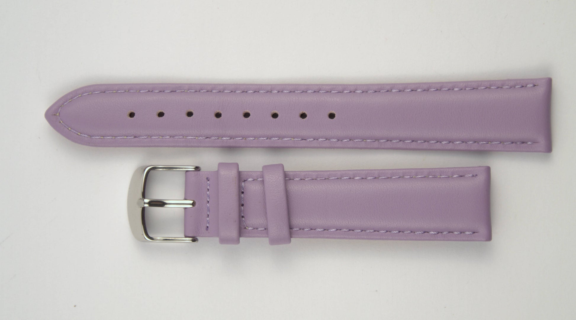 Lederuhrenarmband (Lila) flach aufgelegt mit weißem Hintergrund. Detaillierte Nahaufnahme.