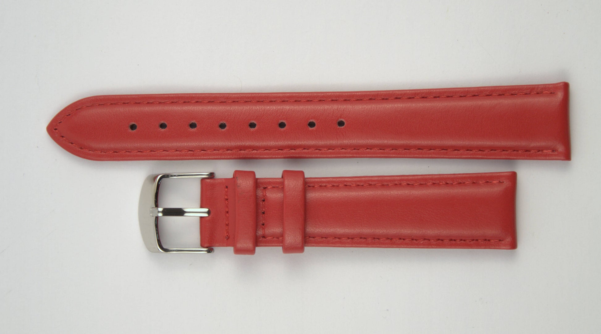 Lederuhrenarmband (Rot) flach aufgelegt mit weißem Hintergrund. Detaillierte Nahaufnahme.