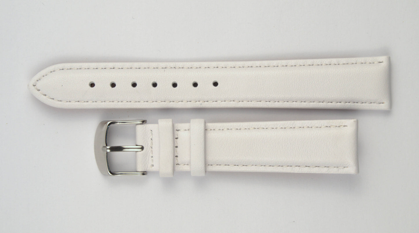 Lederuhrenarmband (Weiß) flach aufgelegt mit weißem Hintergrund. Detaillierte Nahaufnahme.