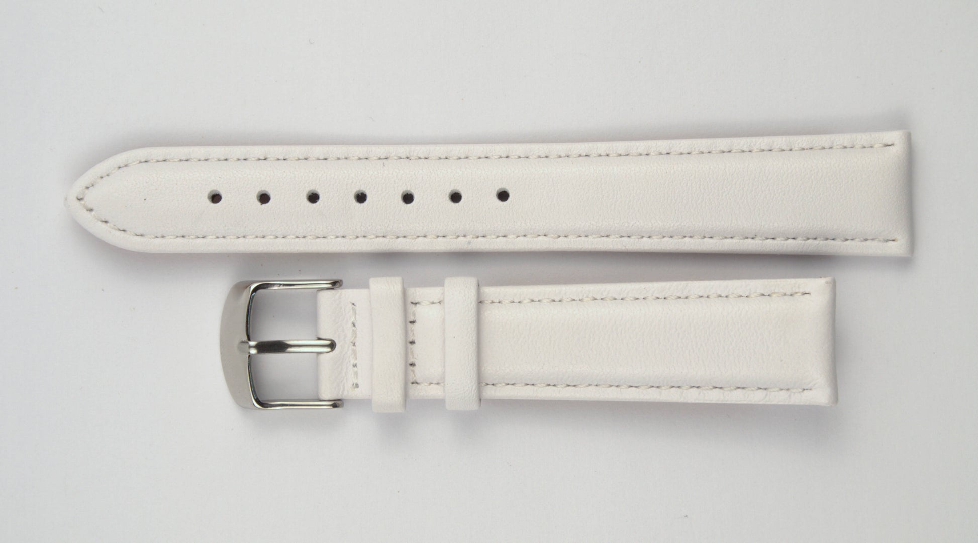 Lederuhrenarmband (Weiß) flach aufgelegt mit weißem Hintergrund. Detaillierte Nahaufnahme.