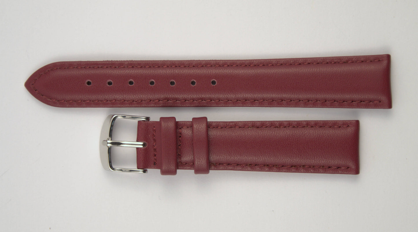 Lederuhrenarmband (Weinrot) flach aufgelegt mit weißem Hintergrund. Detaillierte Nahaufnahme.