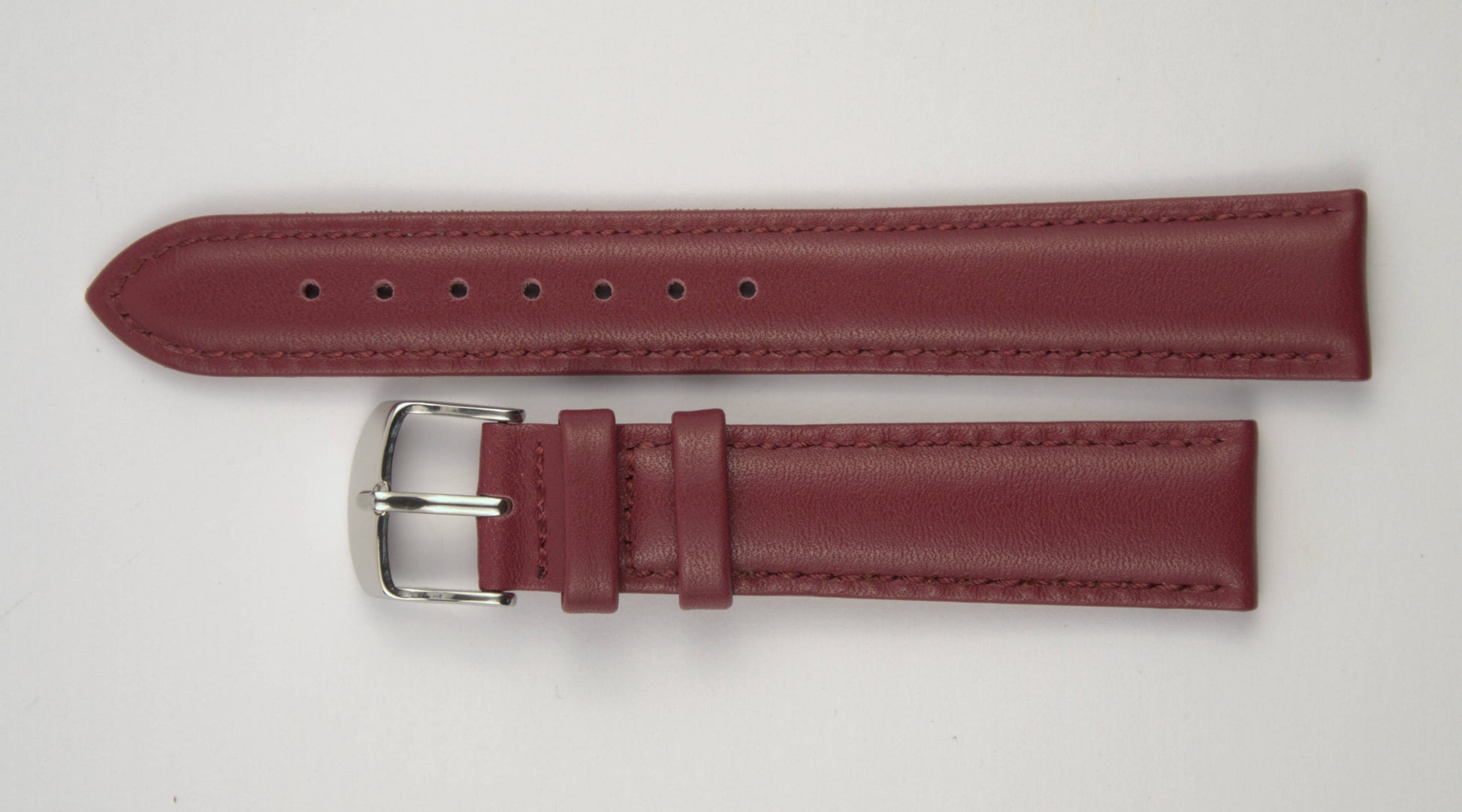 Lederuhrenarmband (Weinrot) flach aufgelegt mit weißem Hintergrund. Detaillierte Nahaufnahme.