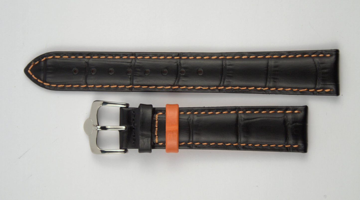 Lederuhrenarmband (Schwarz mit oranger Naht) flach aufgelegt mit weißem Hintergrund. Detaillierte Nahaufnahme.