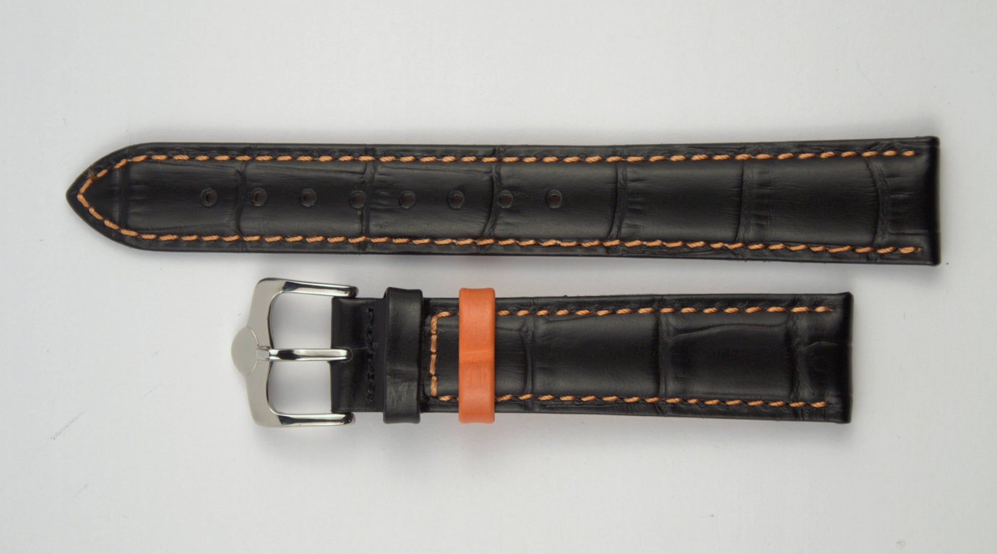 Lederuhrenarmband (Schwarz mit oranger Naht) flach aufgelegt mit weißem Hintergrund. Detaillierte Nahaufnahme.