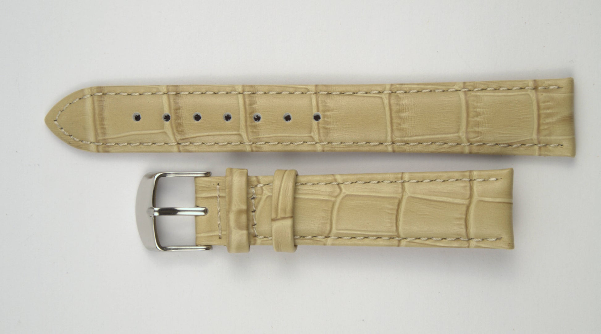Lederuhrenarmband (Beige) flach aufgelegt mit weißem Hintergrund. Detaillierte Nahaufnahme.