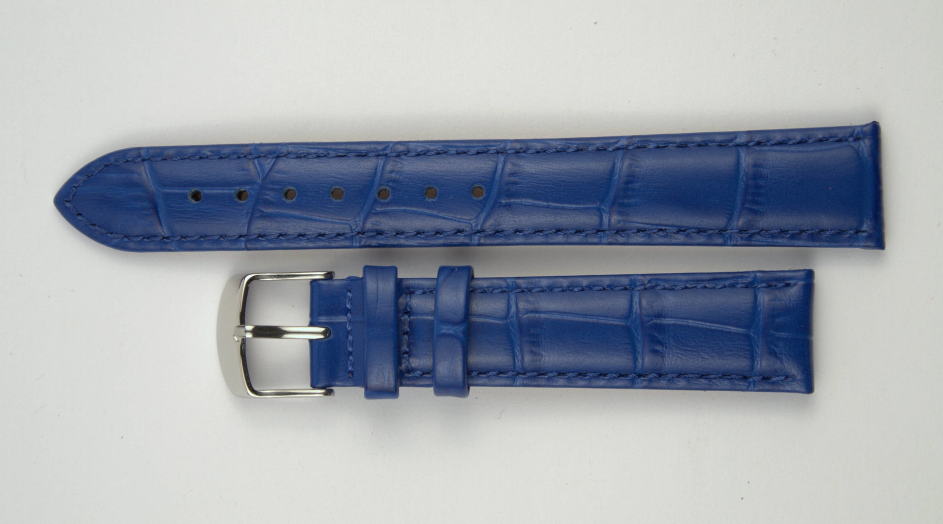 Lederuhrenarmband (Blau) flach aufgelegt mit weißem Hintergrund. Detaillierte Nahaufnahme.