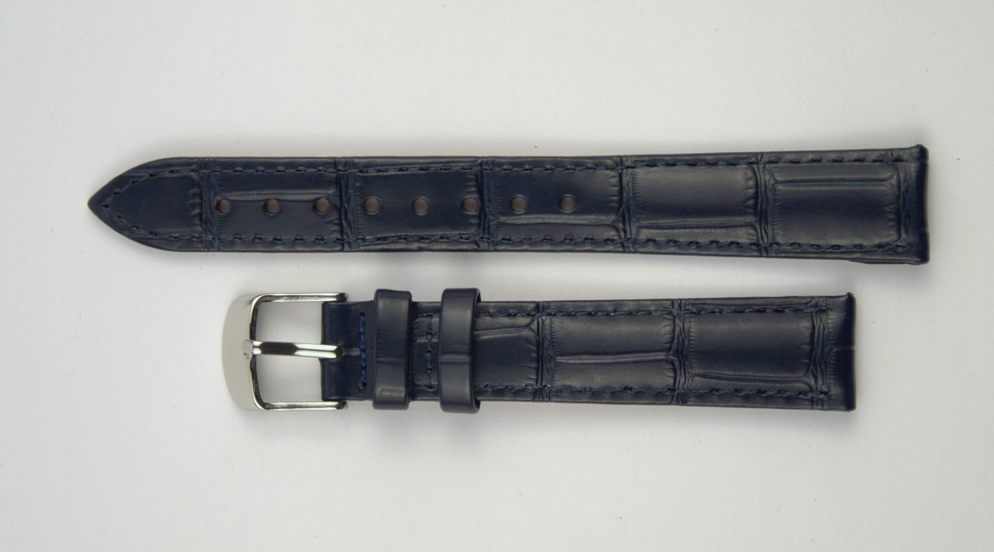 Lederuhrenarmband (Dunkelblau) flach aufgelegt mit weißem Hintergrund. Detaillierte Nahaufnahme.