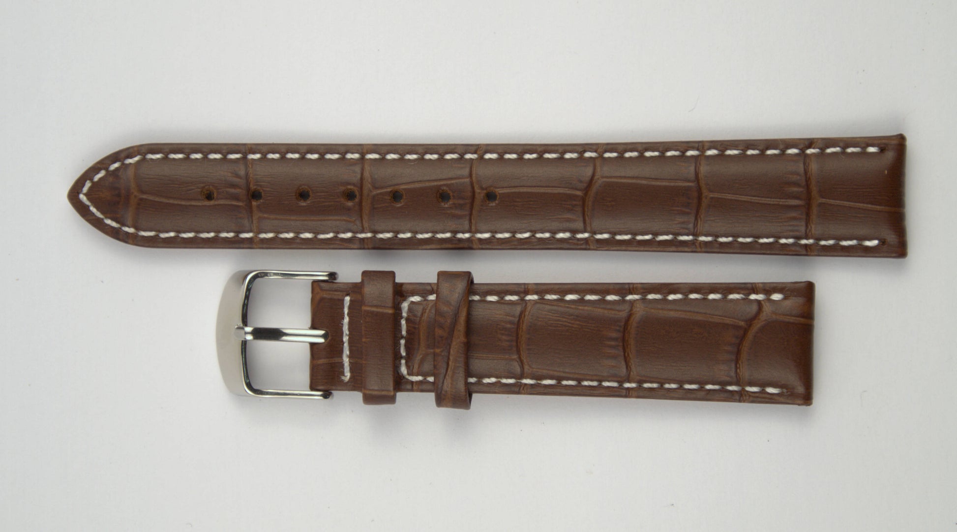 Lederuhrenarmband (Dunkelbraun mit weißer Naht) flach aufgelegt mit weißem Hintergrund. Detaillierte Nahaufnahme.