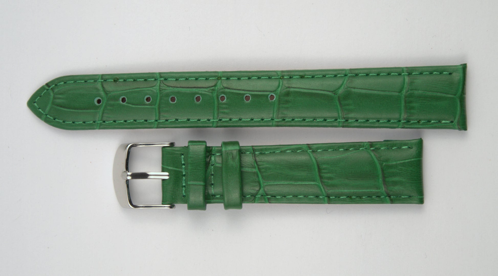 Lederuhrenarmband (Grün) flach aufgelegt mit weißem Hintergrund. Detaillierte Nahaufnahme.