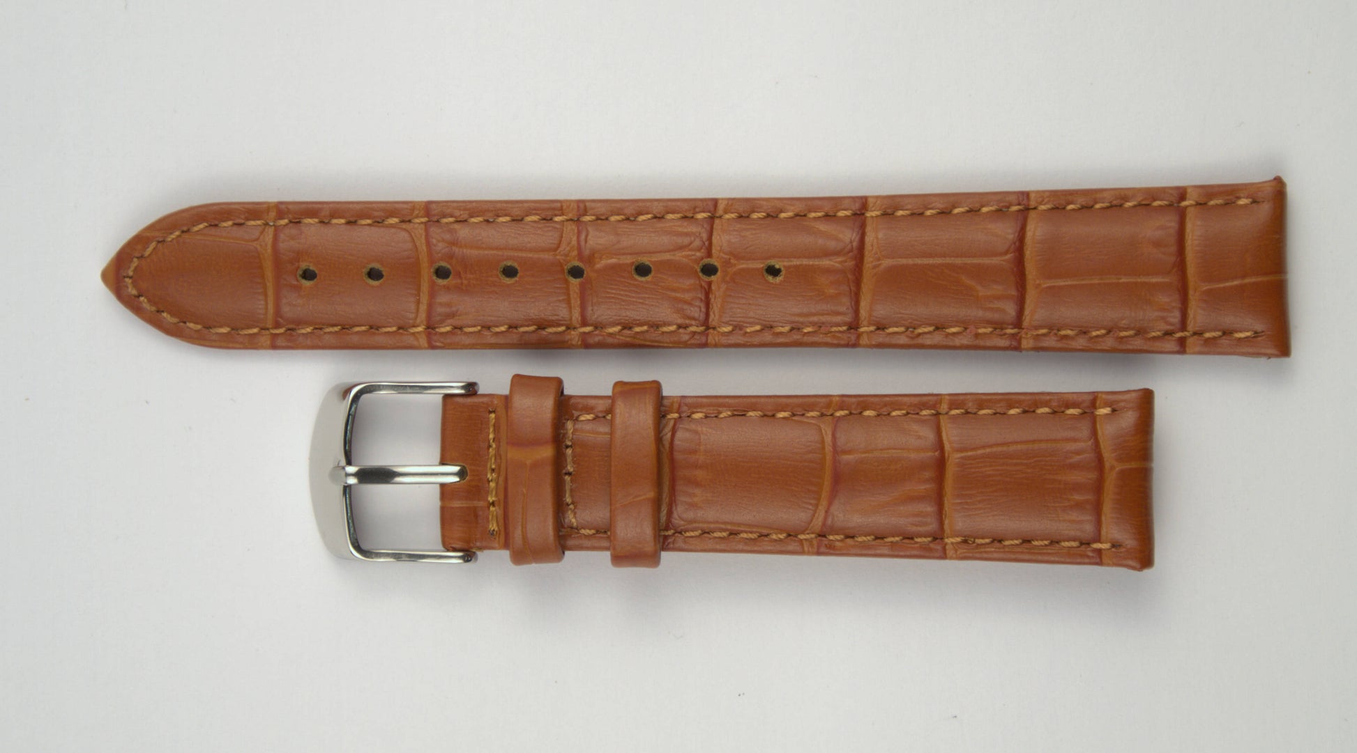 Lederuhrenarmband (Hellbraun) flach aufgelegt mit weißem Hintergrund. Detaillierte Nahaufnahme.