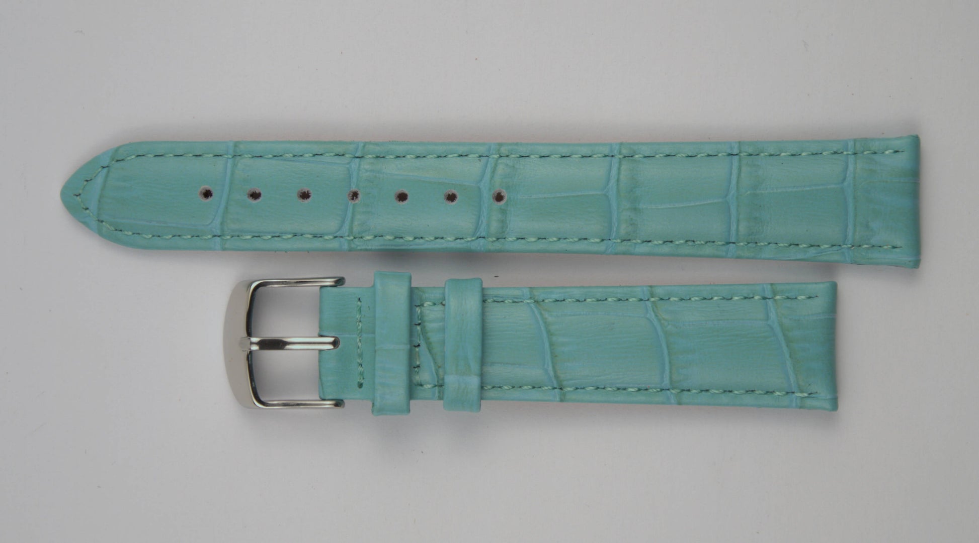 Lederuhrenarmband (Türkis) flach aufgelegt mit weißem Hintergrund. Detaillierte Nahaufnahme.