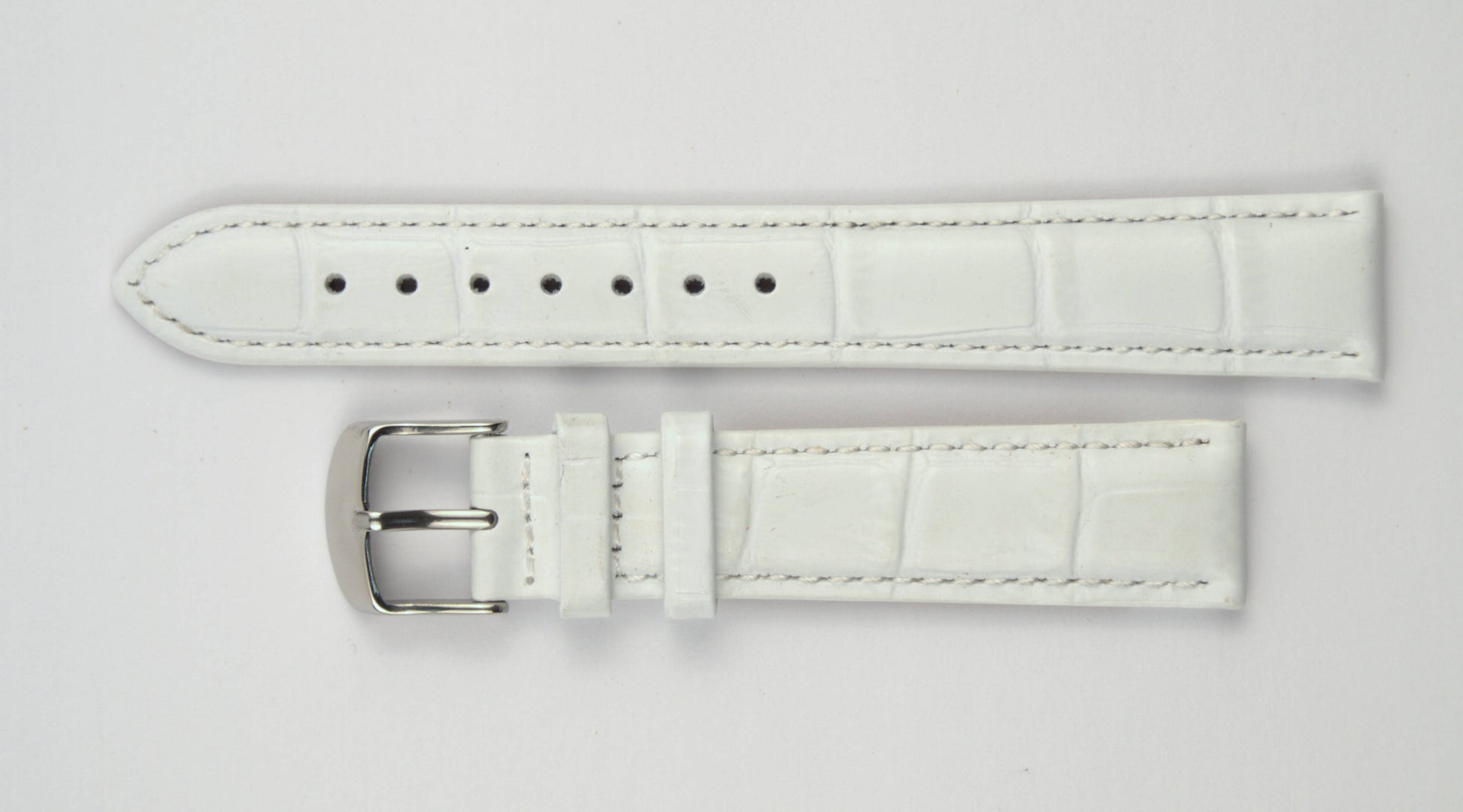 Lederuhrenarmband (Weiß) flach aufgelegt mit weißem Hintergrund. Detaillierte Nahaufnahme.