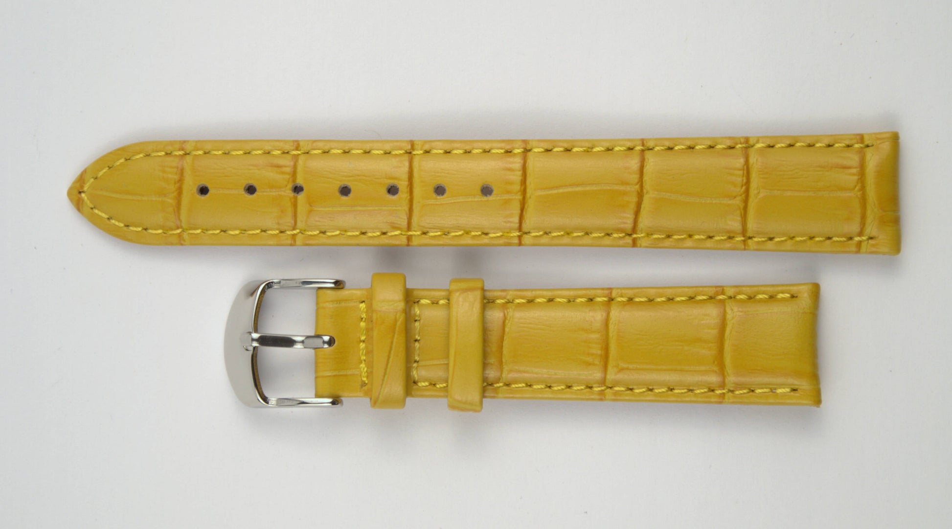 Lederuhrenarmband (Gelb) flach aufgelegt mit weißem Hintergrund. Detaillierte Nahaufnahme.