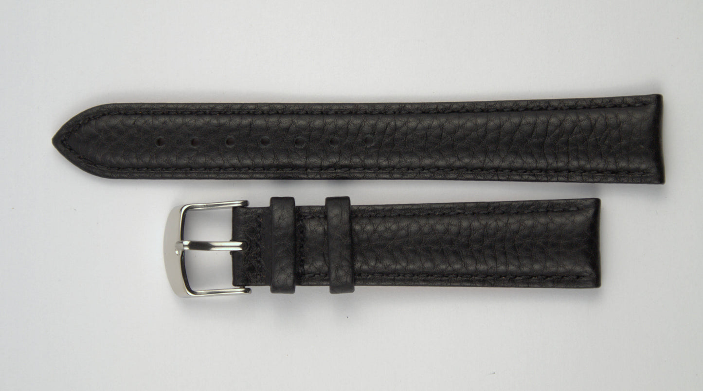 Lederuhrenarmband (Schwarz) flach aufgelegt mit weißem Hintergrund. Detaillierte Nahaufnahme.