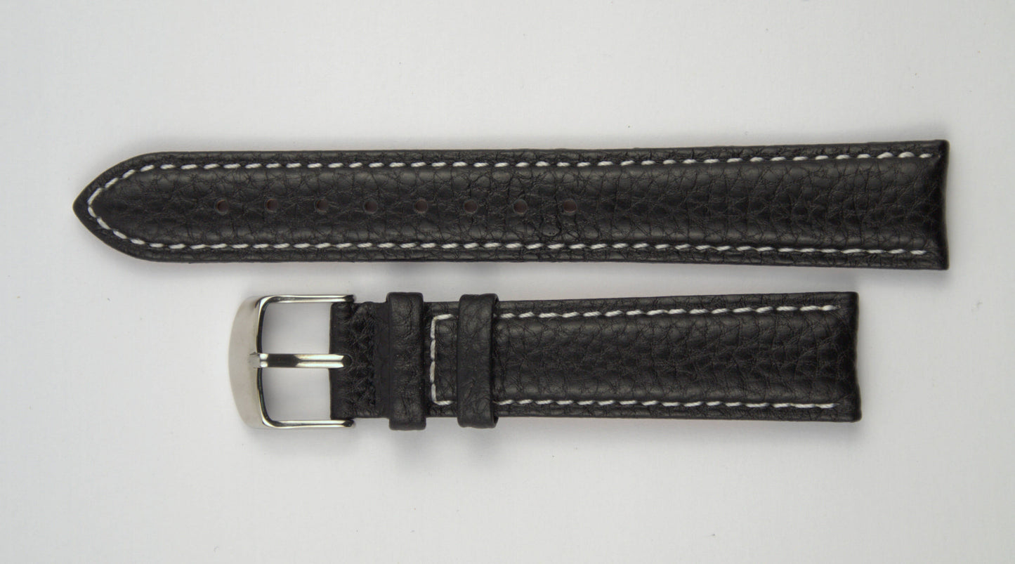 Lederuhrenarmband (Schwarz mit weißer Naht) flach aufgelegt mit weißem Hintergrund. Detaillierte Nahaufnahme.