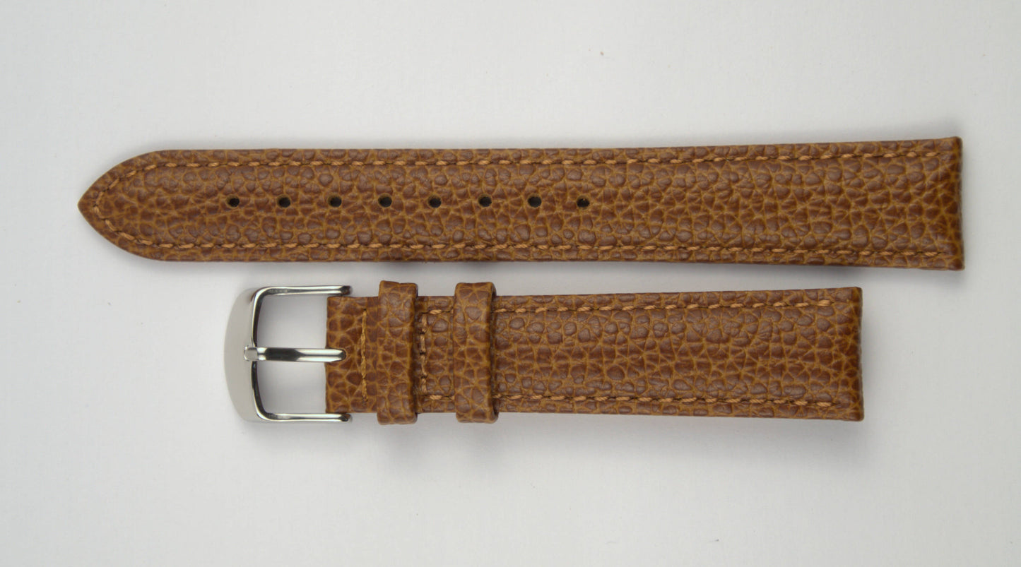 Lederuhrenarmband (Hellbraun) flach aufgelegt mit weißem Hintergrund. Detaillierte Nahaufnahme.